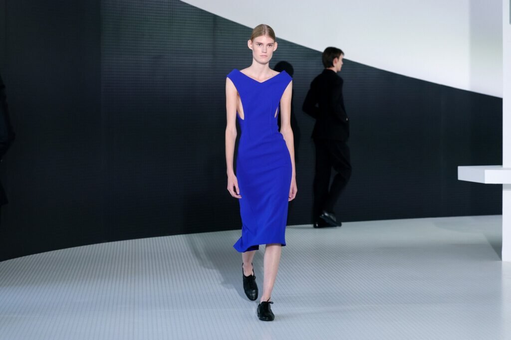 Looks χωρίς τίποτα το φαντασμαγορικό, '90ς στη φιλοσοφία αλλά σημερινά, μια πρόταση σπάνιας καθαρότητας, μεταξύ του αυστηρού κλασικισμού και της ανάλαφρης κομψότητας, που φαντάζει η ιδανική συνταγή για τον οίκο της «Βασίλισσας του λιγότερου», όπως ήταν το ψευδώνυμο της Sander. Φωτ.: Vittorio Zunino/Getty Images/Ideal Image