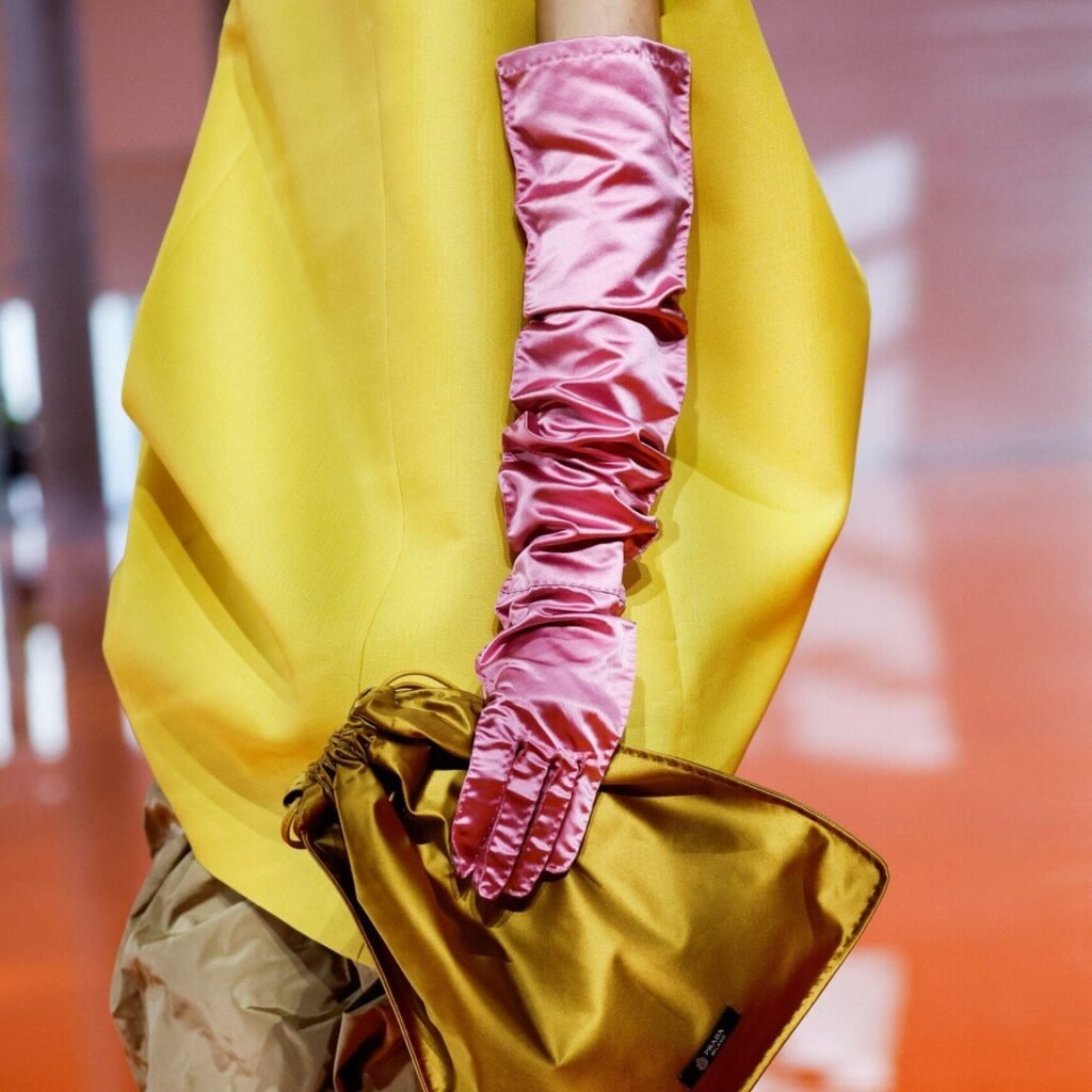 Η έννοια του κολάζ και η έλλειψη αυστηρής δομής υπήρξαν οι κεντρικοί άξονες στο show της Prada. Φωτ.: Prada