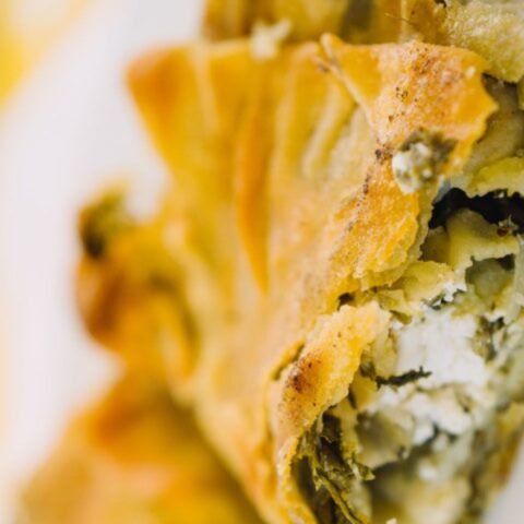 Στριφτή χορτόπιτα με φέτα