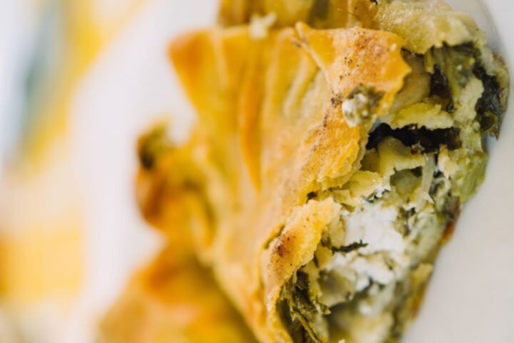 Στριφτή χορτόπιτα με φέτα